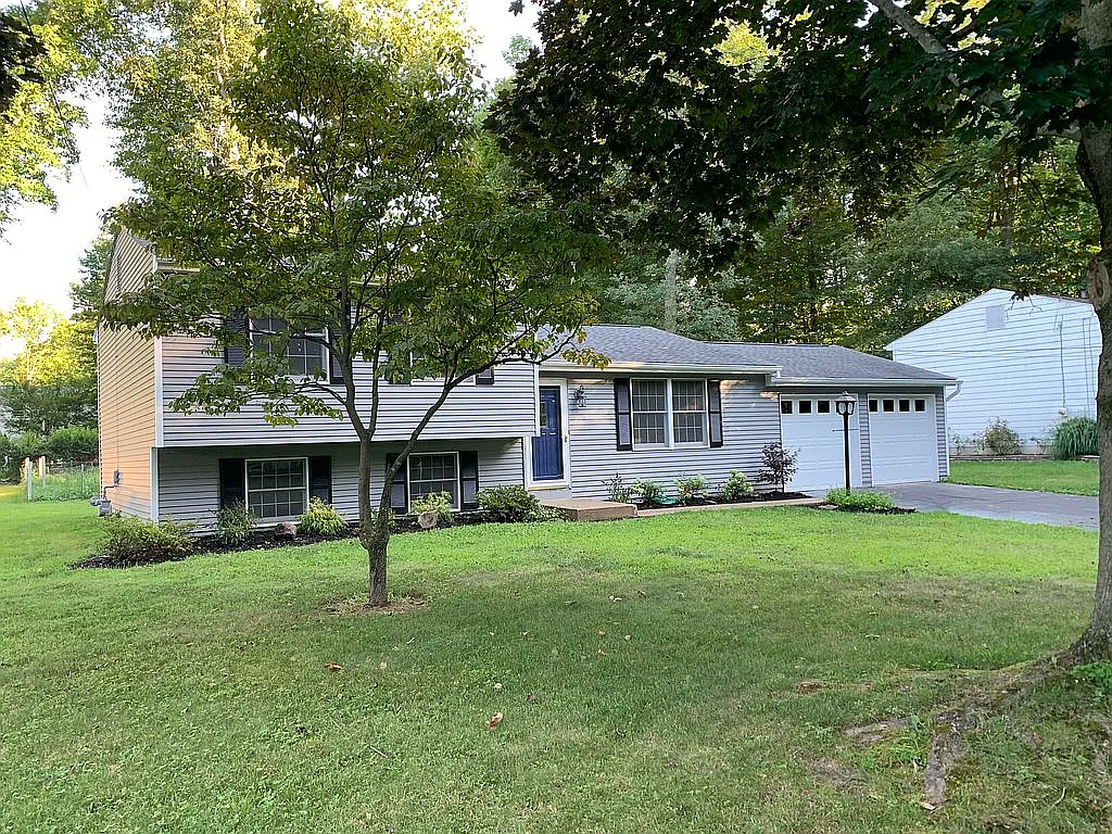 7826 Castle Rock Dr NE photo 1