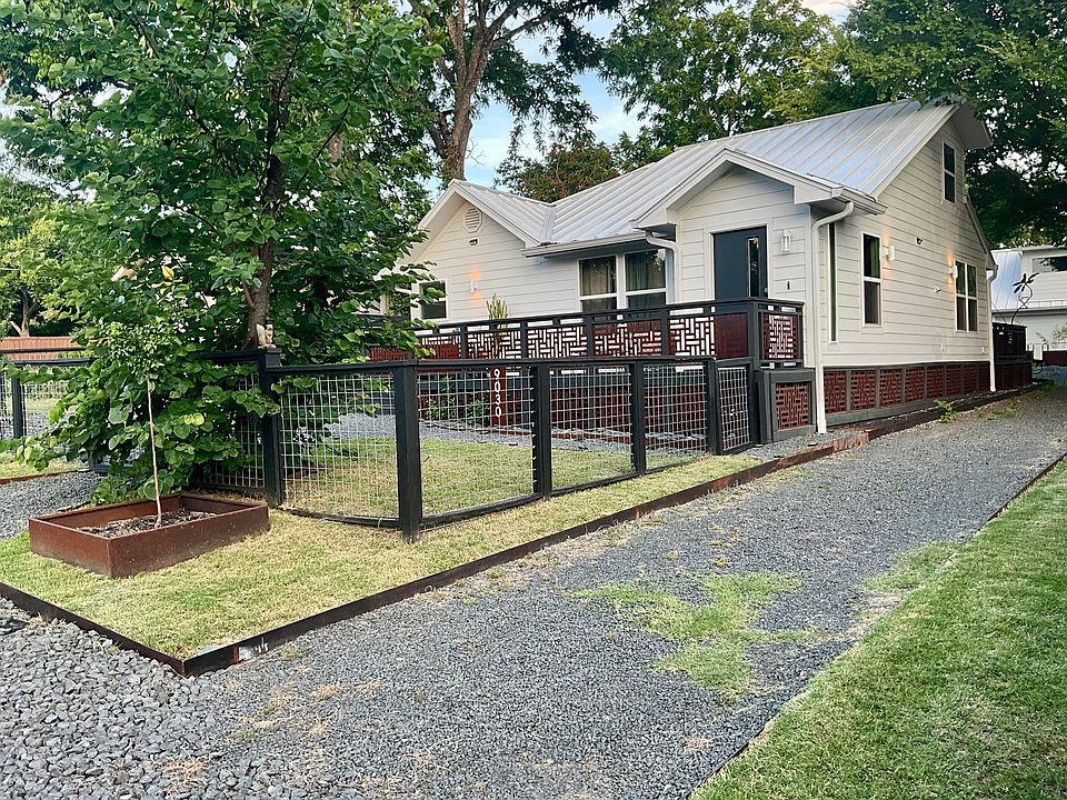 FRONT DRIVEWAY VIEW