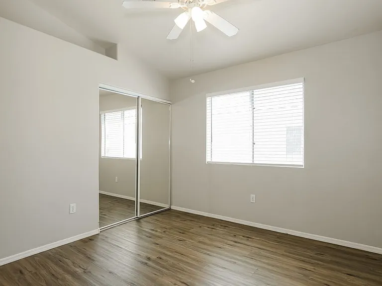 2151 E Briarwood Ter — Photo 15