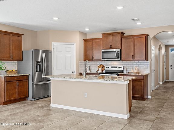3rd image of 4717 Magenta Isles Dr