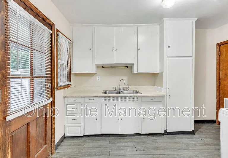 49 S Burgess Ave — Photo 1