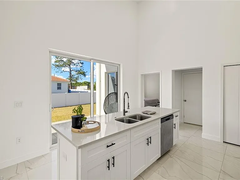 840 Carpenter St E — Photo 8