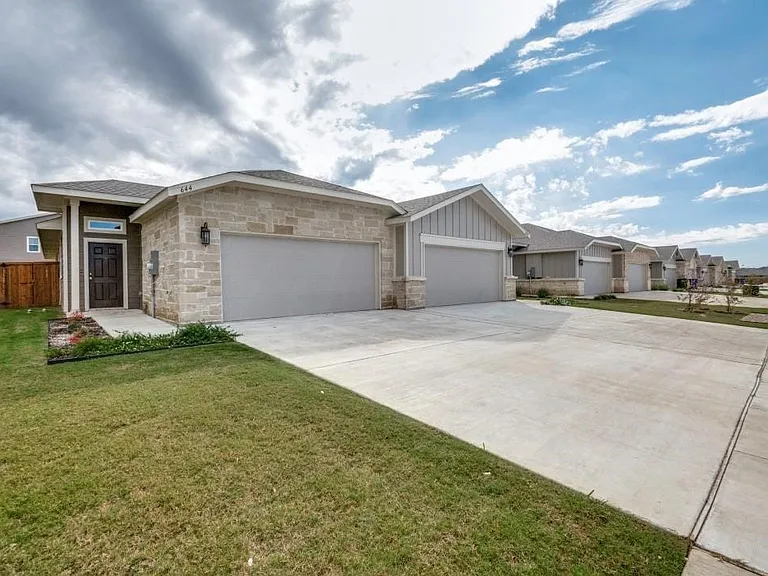 644 Blackland Dr — Photo 1