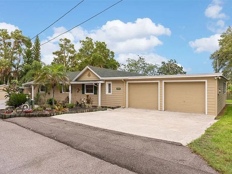 10519 Bridgewood Dr — Photo 2