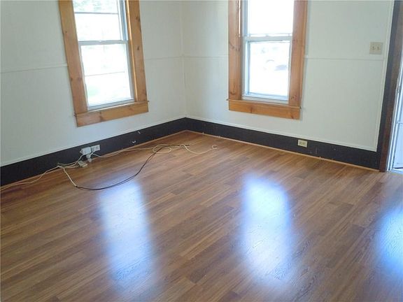 2nd image of 229 W Ellis St