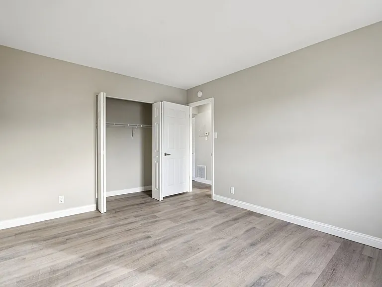 Charleston Square Apartments — Photo 31