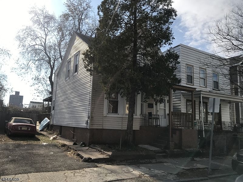 2nd image of 152 Warren St