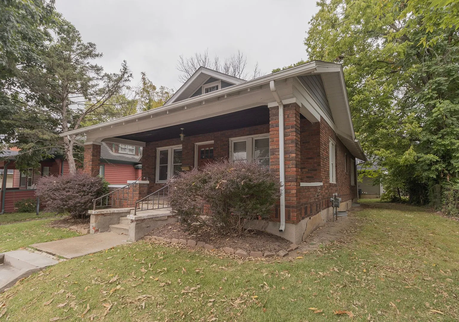 2 Bedroom House Just Steps From Downtown & Campus — Photo 4
