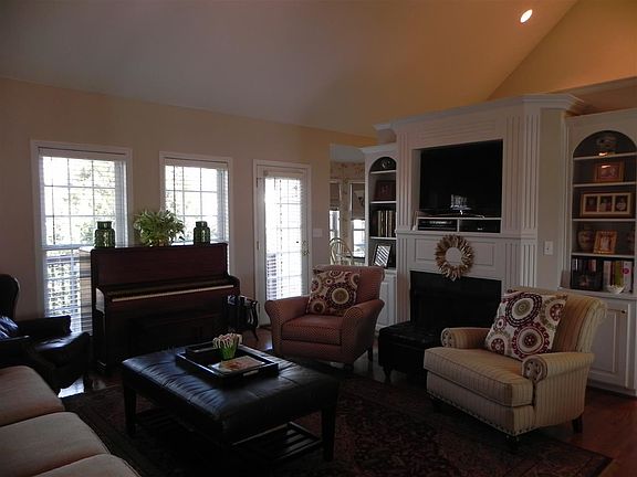 4th image of 513 Swindon Ct