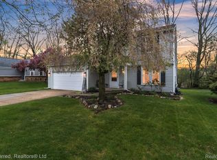 5722 King James Ln, Waterford, MI 48327