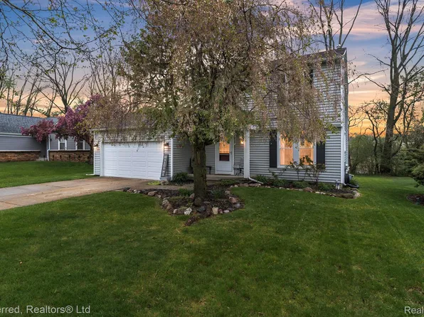5722 King James Ln, Waterford, MI 48327