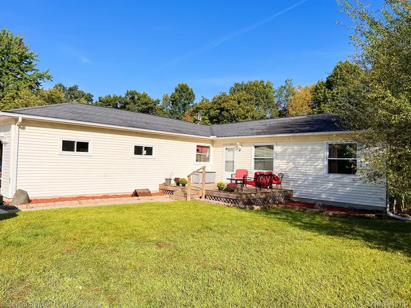 10100 Sonora Dr, Fenton, MI 48430