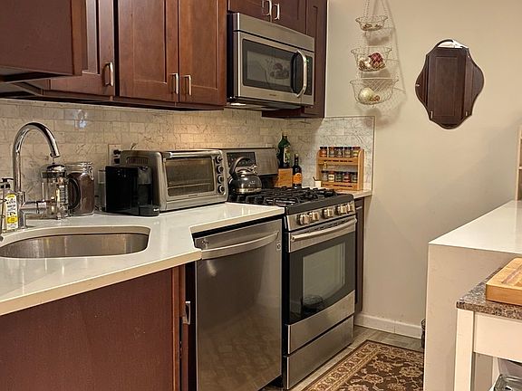 5th image of 54 Garden Pl #1