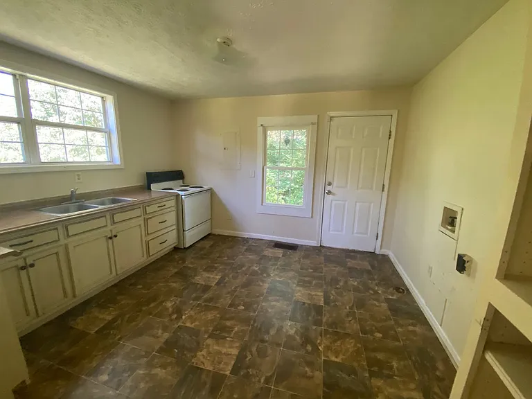302 Oak St — Photo 6