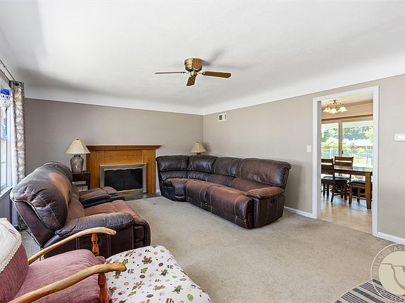 3rd image of 1316 Crawford Dr