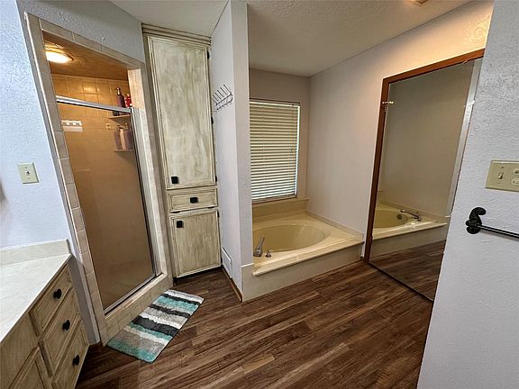 4th image of 180 Laurie Ln