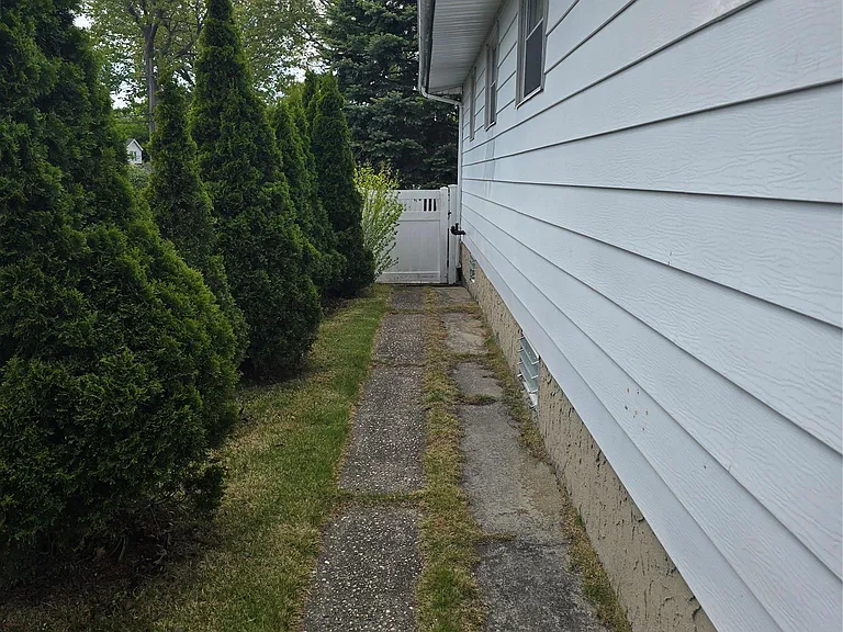 90 Blue Point Rd — Photo 3