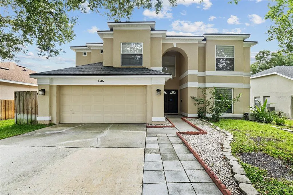 4 bed, 2.5 bath, 2487 sqft, $3,200 — Photo 1