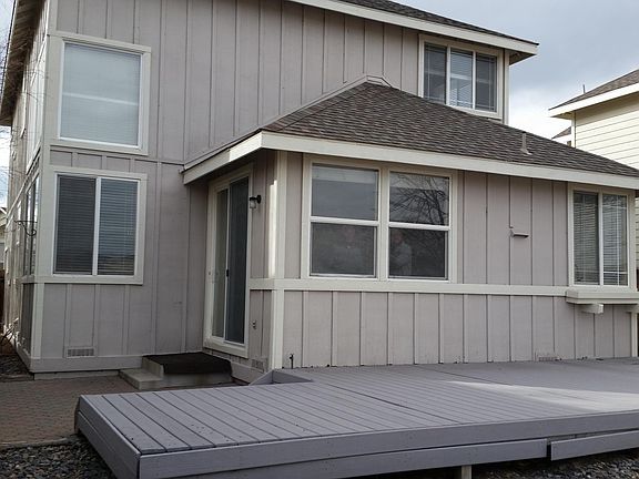 Kitchen, upstairs loft, and living room windows face lake vi