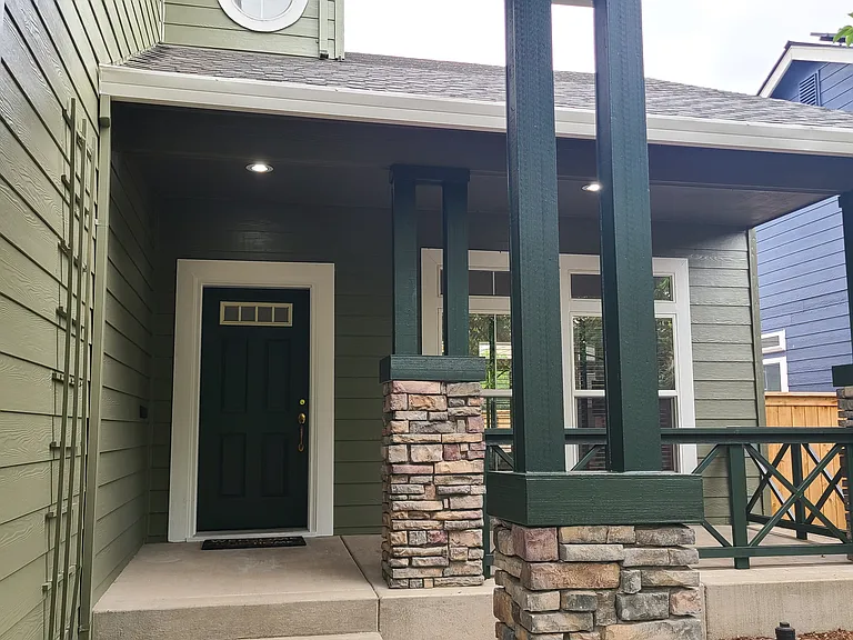 1435 NE Setting Sun Dr — Photo 2