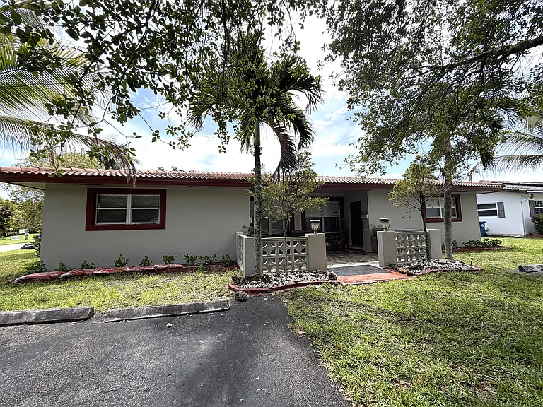 4019 Woodside Dr — Photo 2