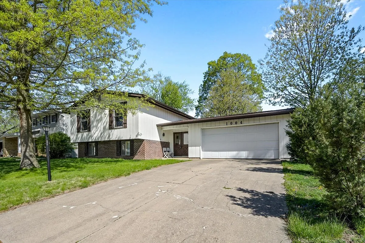 1004 Harmon St photo 1