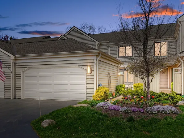 422 White Oak Ln, Lake Barrington, IL 60010