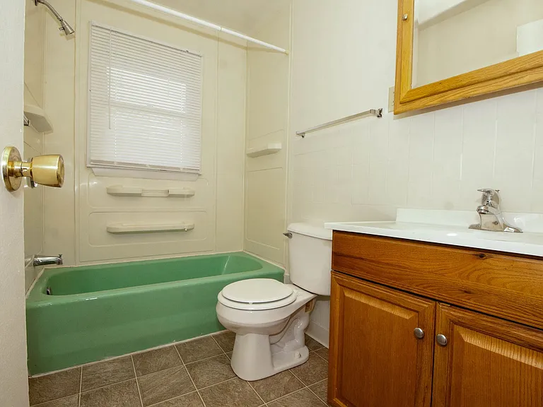 2213 Peirce Ave — Photo 6