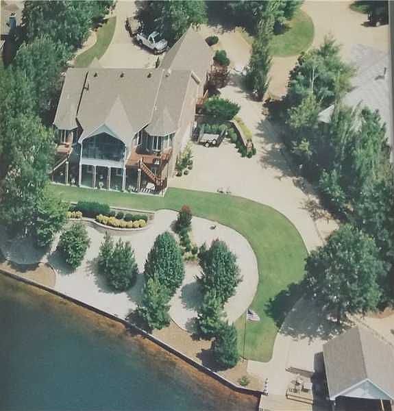 1st image of 8 Robin Ln