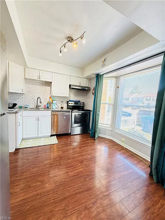 3 bed, 1.5 bath, 1320 sqft, $2,200 — Photo 3