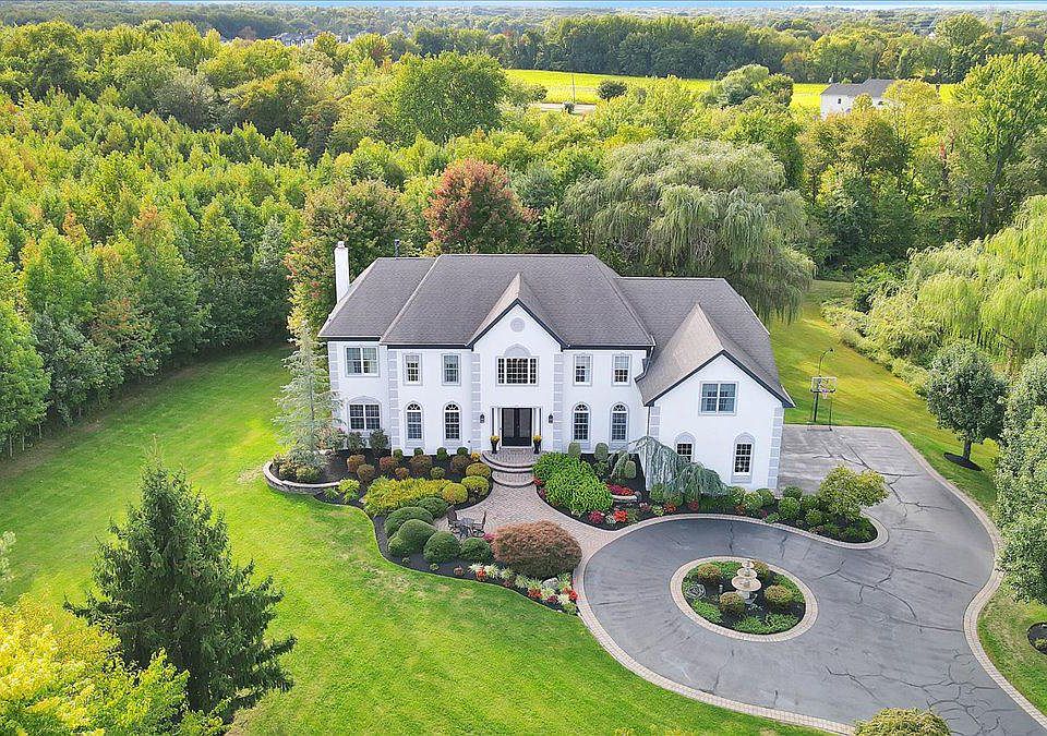 1st image of 725 Bentley Ct
