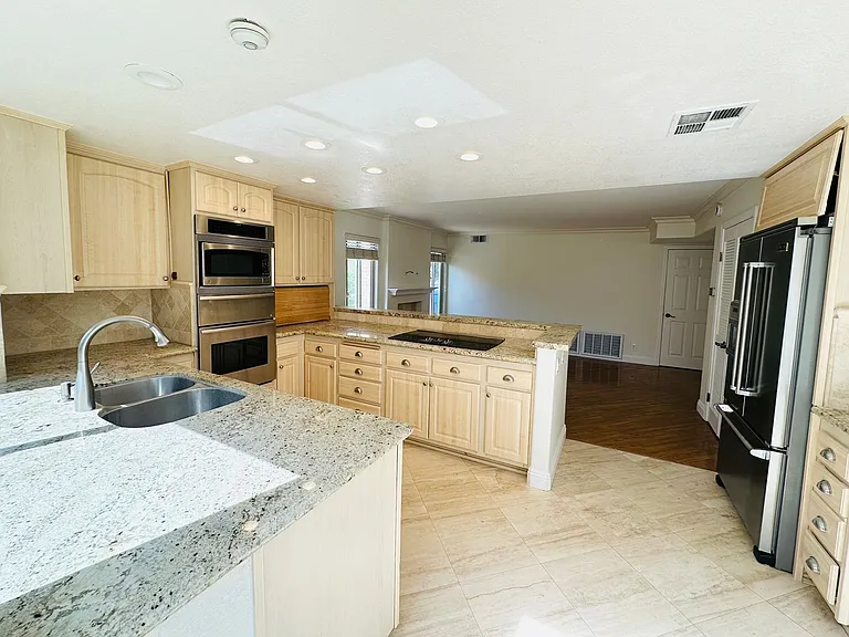 6635 Soaring Dr — Photo 21