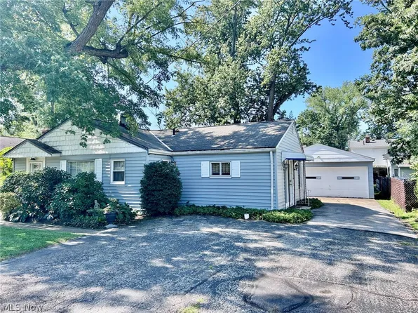 198 Courtland Blvd, Eastlake, OH 44095