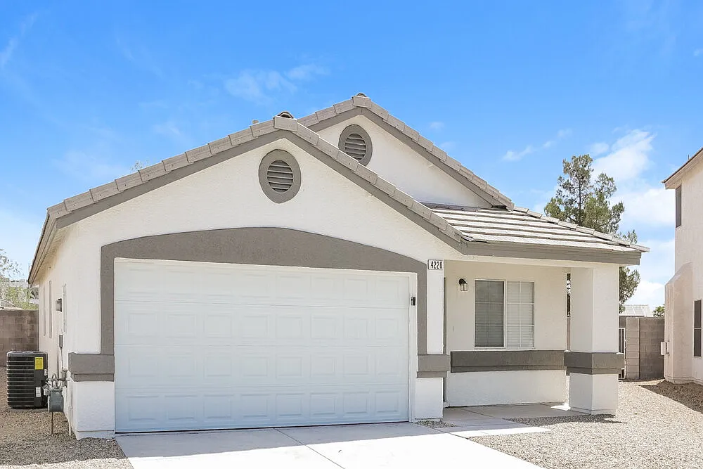 3 bed, 2.0 bath, 1386 sqft, $2,055 — Photo 1