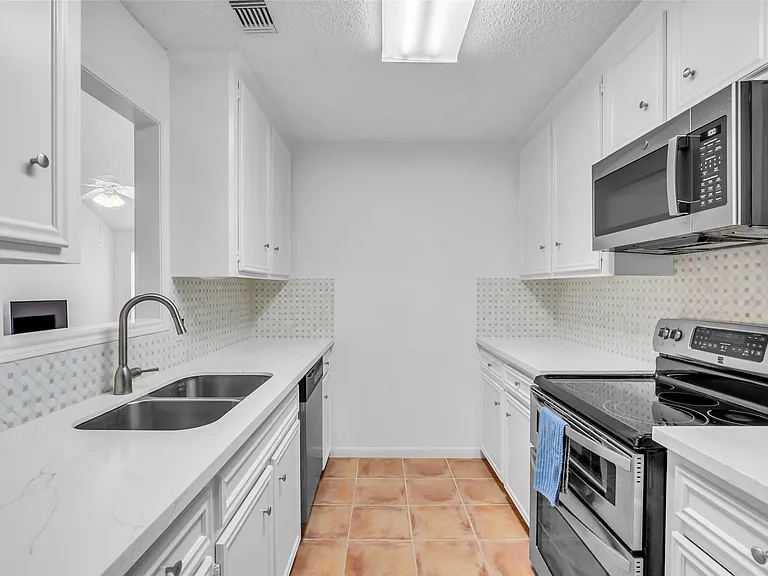 13740 Hollowgreen Dr #605 — Photo 11