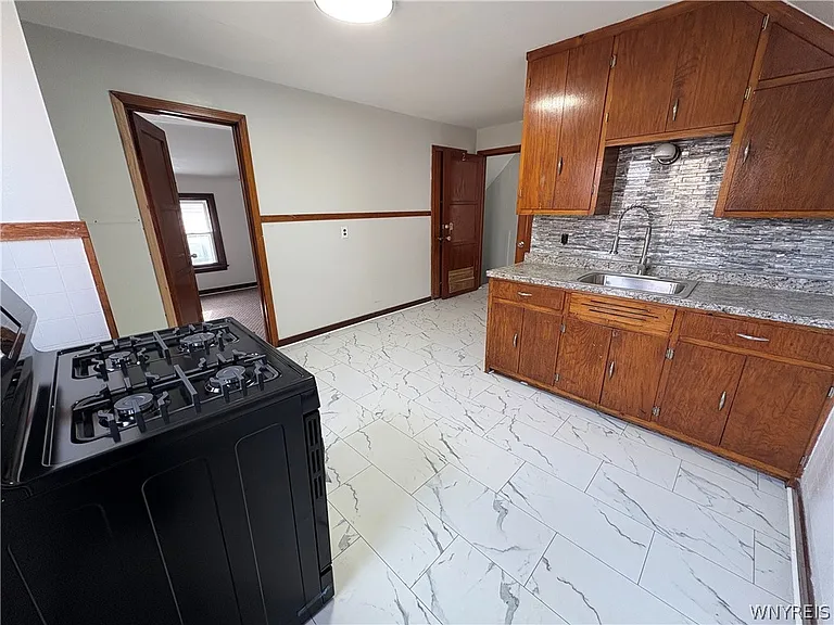 143 Reo Ave — Photo 6