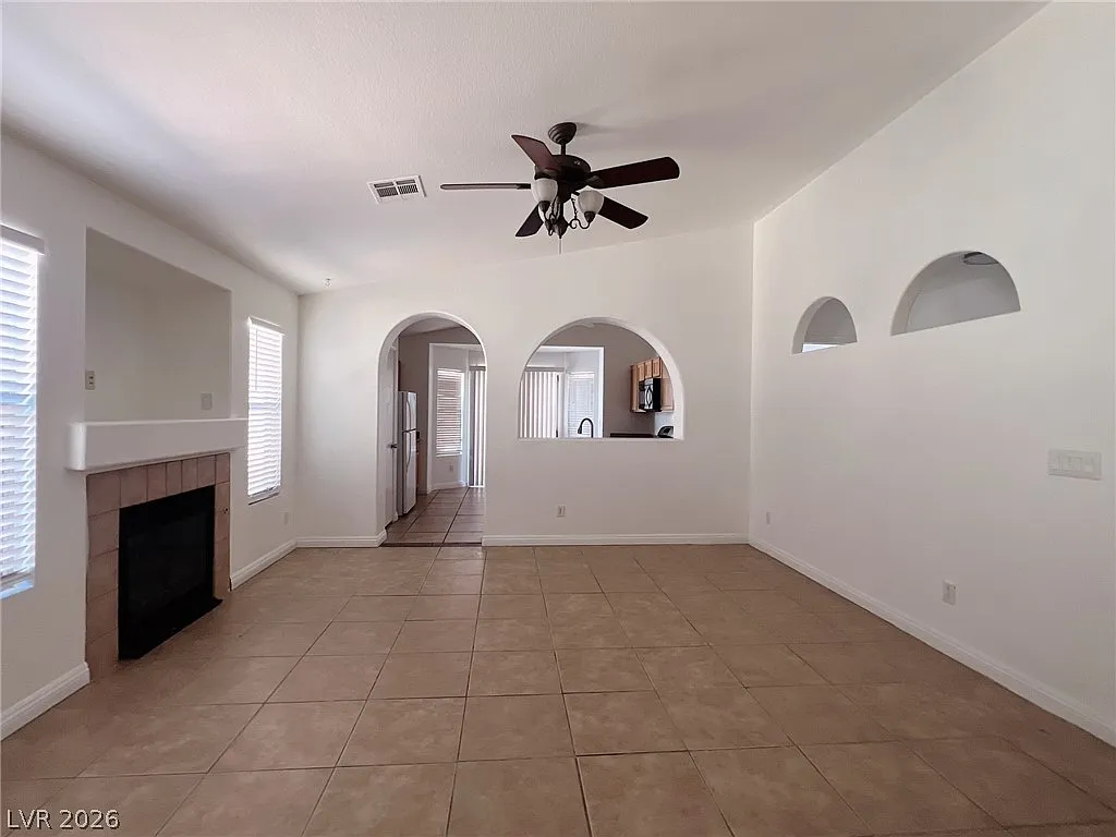 3 bed, 2.0 bath, 1452 sqft, $2,165 — Photo 2