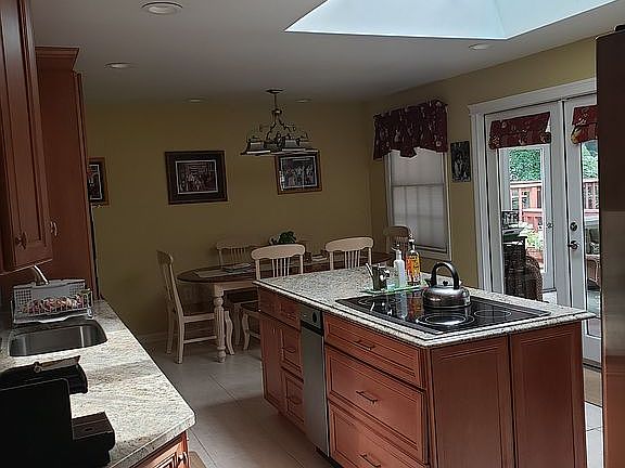 Cooktop vents outside,