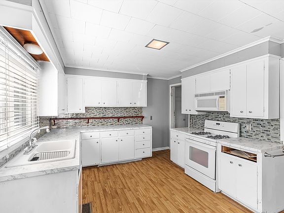 18th image of 315 E Main St
