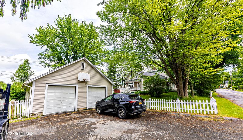 5th image of 192 Quaker Lane