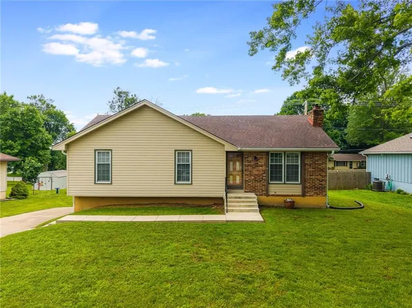 8707 Brenda Ln, Liberty, MO 64068