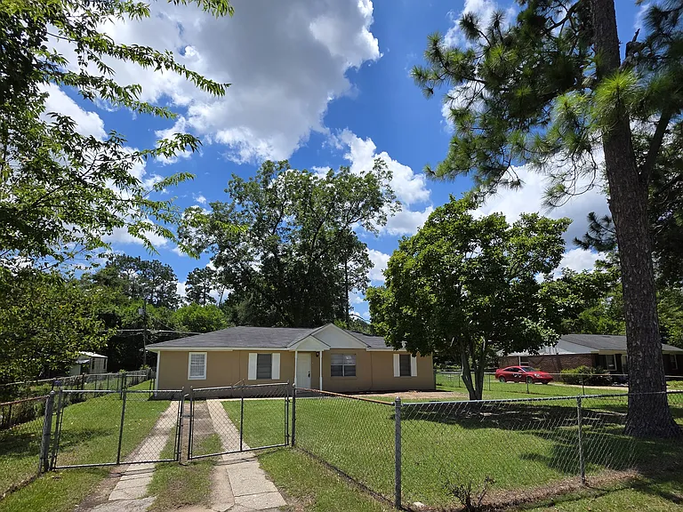 2508 Belmont fully fenced front and back yard