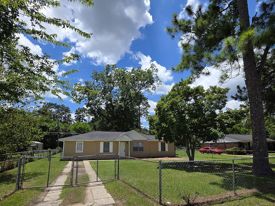 2508 Belmont fully fenced front and back yard