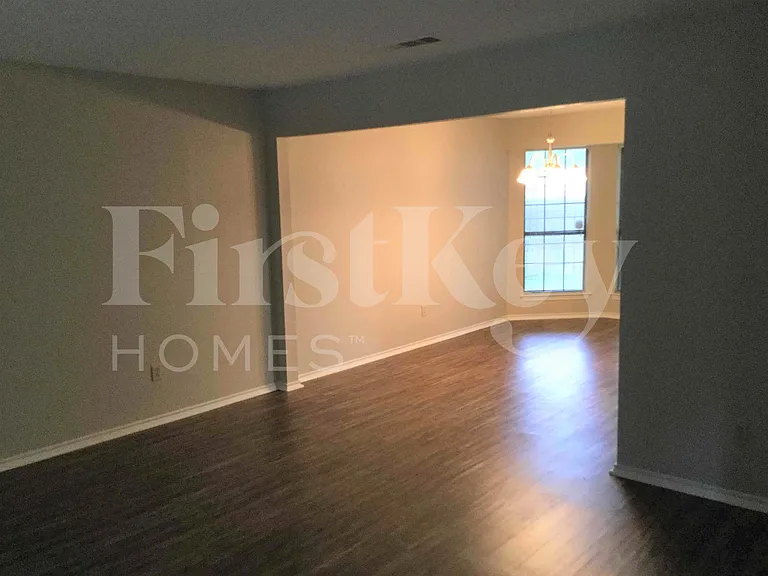 1403 Bradford Pl — Photo 4