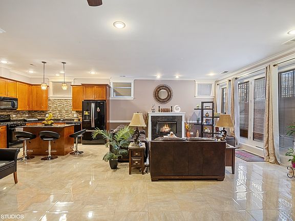 2nd image of 6454 N Sacramento Ave #B