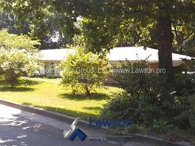 3rd image of 1358 E Dr SW