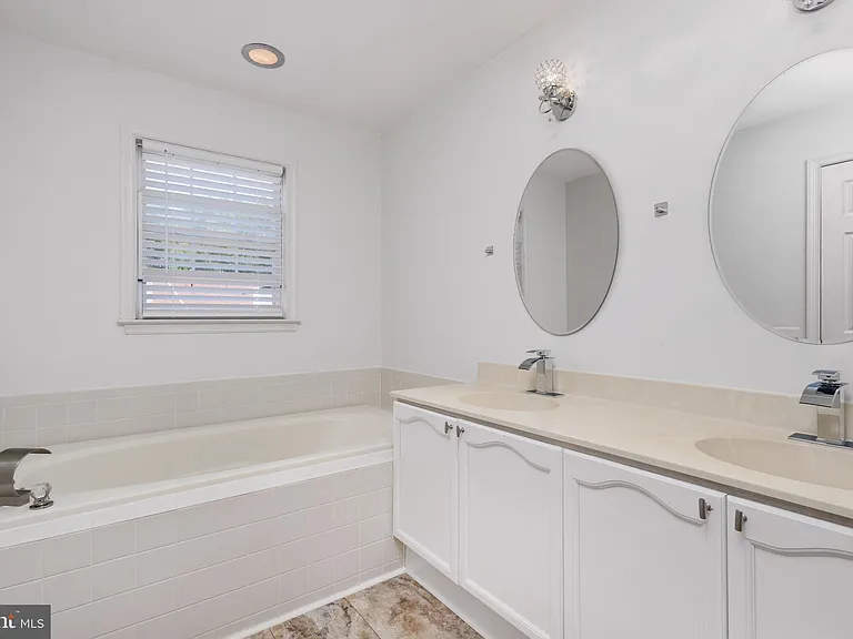 18506 Carriage Walk Cir — Photo 41