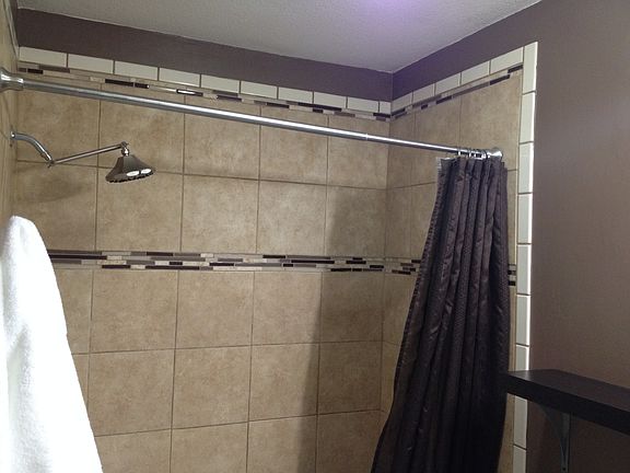 Main level tiled shower/tub