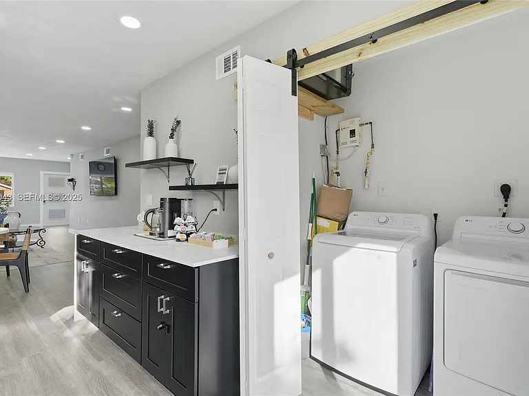 1590 NW 38th St #1 — Photo 15