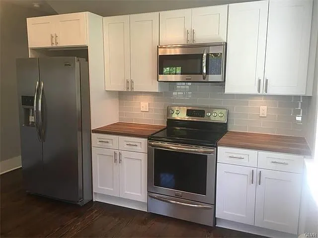 696 Main St — Photo 2